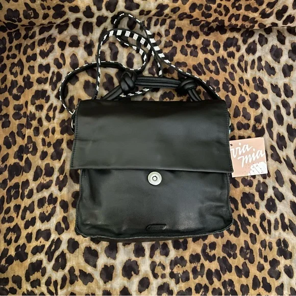 Via Mia Verao Crossbody Bag w/unique knotted handle - Picture 2 of 13